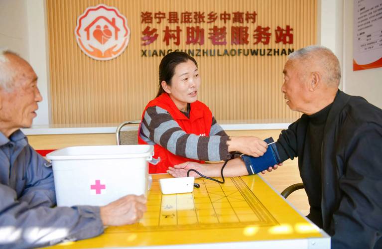 全国农村医疗卫生服务改革_民建中央:建议完善新型农村社会养老保险制度_乡村医生待遇保障提升