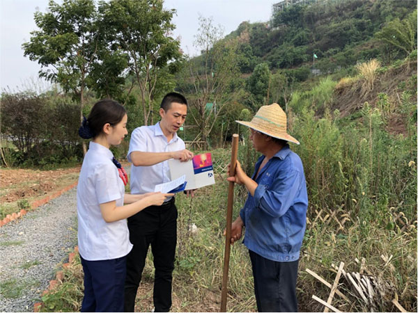 客户经理开展普惠产品宣传(资料图)。交通银行重庆市分行供图